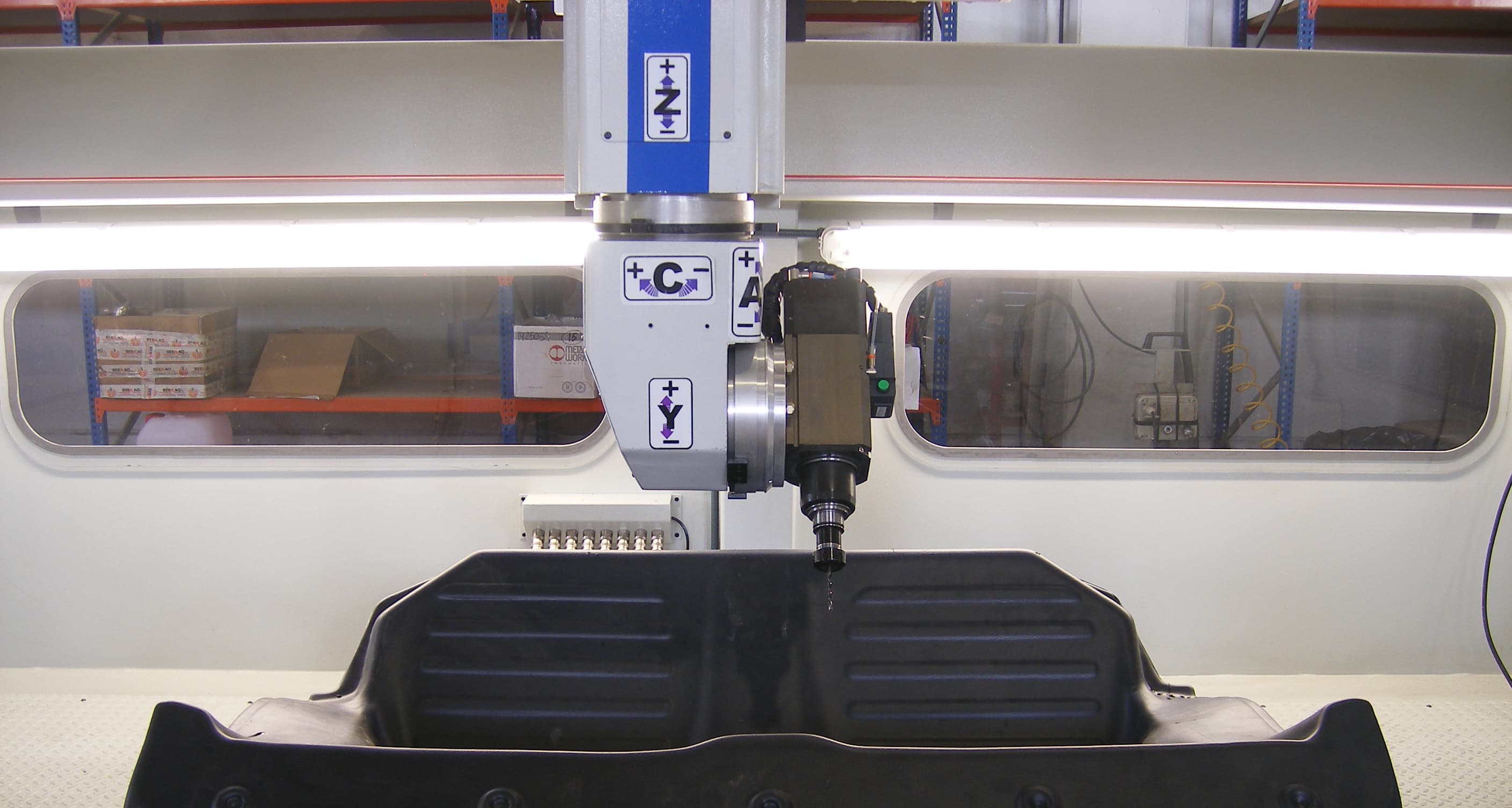 Optimiza el postformado con fresadoras CNC de alta precisión BERMAQ. Optimiza el postformado con fresadoras CNC de alta precisión BERMAQ.